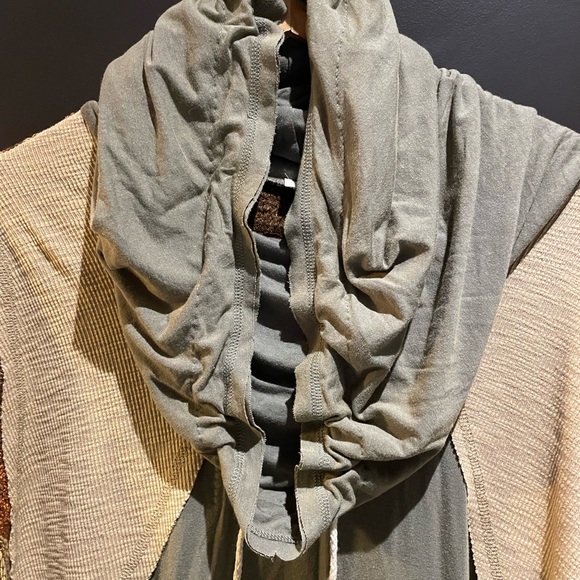 Pol hooded festival wear. Lightweight neutral colors - Picture 2 of 11